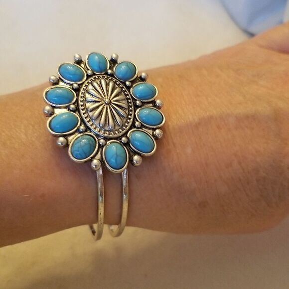 Turquoise flower bracelet - Picture 10 of 11